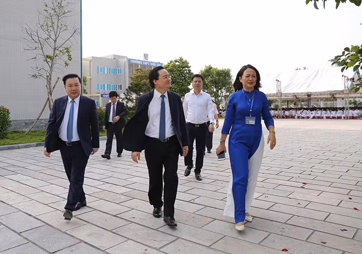 Cô Lương Quỳnh Lan - Hiệu trưởng Trường THPT Sơn Tây cho biết, đây là năm khai giảng thứ 60 của trường. Trong năm học trước, nhà trường đã gặt hái được nhiều thành công trong công tác dạy và học.