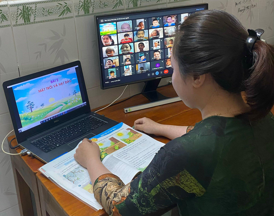 Đợt tháng 3/2022 dù bị nhiễm Covid-19 nhưng cô Vy vẫn nỗ lực dạy học trực tuyến cho học trò.