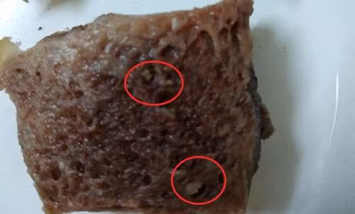 Thịt bê có giòi tại siêu thị BigC Hải Phòng.