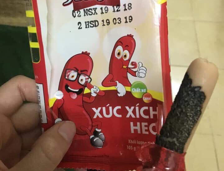 Xúc xích mốc đen dù vẫn còn hạn sử dụng.