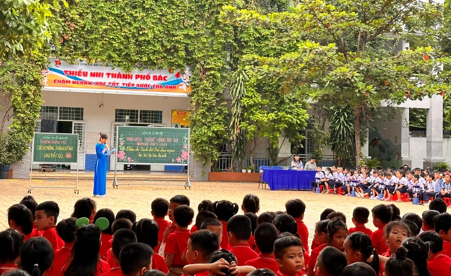 Trường tiểu học Lê Văn Việt (TP Thủ Đức) truyền thông y tế các phòng tránh bệnh đau mắt đỏ cho học sinh.