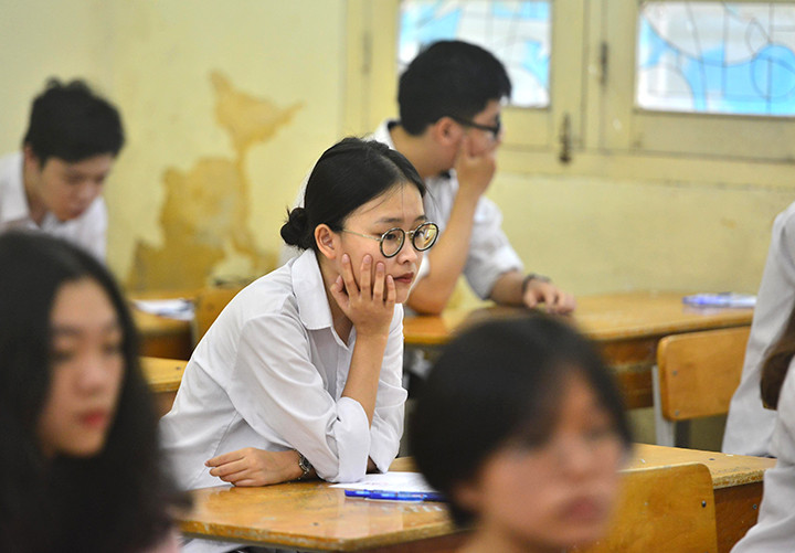 Mặc dù đã chuẩn bị tốt tâm lý nhưng gần đến giờ phát đề thi nhiều em vẫn tỏ ra lo lắng. Mặc dù đã chuẩn bị tốt tâm lý nhưng gần đến giờ phát đề thi nhiều em vẫn tỏ ra lo lắng.