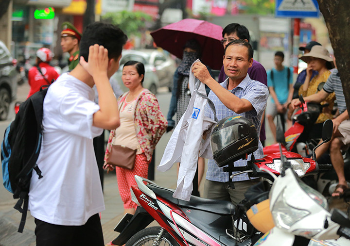 Việc đề thi Ngữ Văn sáng nay khá dễ đã giúp các thí sinh vững tin hơn khi bước vào môn thi thứ 2.