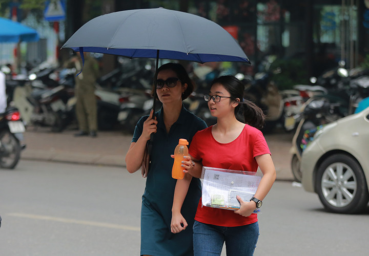 Thời tiết tuy có oi bức hơn buổi sáng nhưng không thí sinh nào tỏ ra mệt mỏi do có sự chăm sóc của các bậc phụ huynh.