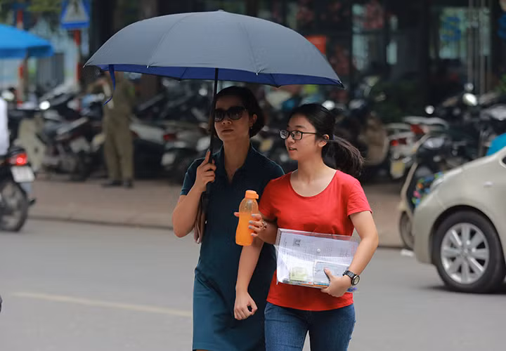 Thời tiết tuy có oi bức hơn buổi sáng nhưng không thí sinh nào tỏ ra mệt mỏi do có sự chăm sóc của các bậc phụ huynh.