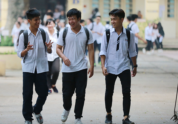 Do đề thi Ngữ Văn năm nay phù hợp với khả năng của các thí sinh nên các em khá vui vẻ khi rời phòng thi.
