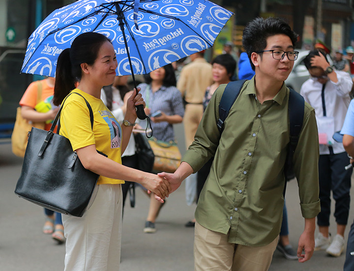 Tại điểm thi trường THCS Nghĩa Tân (Cầu Giấy, Hà Nội), những cái bắt tay của phụ huynh như tiếp thêm sức mạnh, sự tự tin cho thí sinh trước khi vào phòng thi.