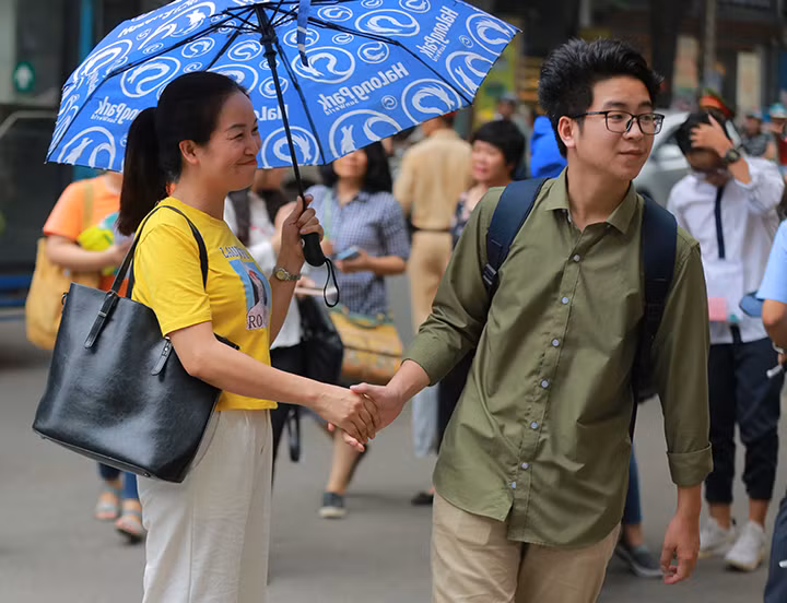 Tại điểm thi trường THCS Nghĩa Tân (Cầu Giấy, Hà Nội), những cái bắt tay của phụ huynh như tiếp thêm sức mạnh, sự tự tin cho thí sinh trước khi vào phòng thi.