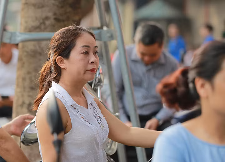 Bên ngoài phòng thi, phu huynh luôn dõi theo từng bước chân của các em.