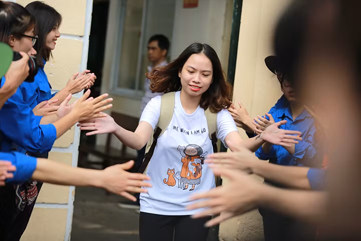 Sau 120 phút, các sĩ tử tại trường PTTH Việt Đức (Hà Nội) rời phòng thi với gương mặt rạng ngời.