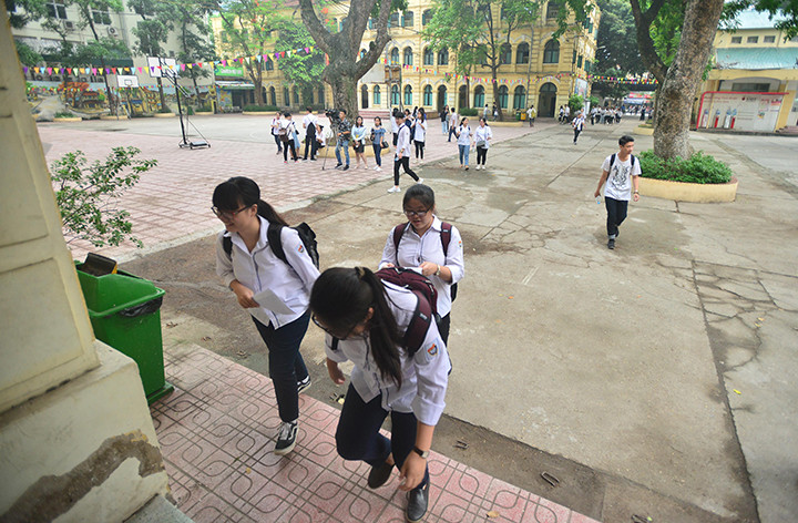 Tại trường PTTH Việt Đức (Hà Nội), các thí sinh có mặt từ rất sớm để ổn định phòng thi. Tại trường PTTH Việt Đức (Hà Nội), các thí sinh có mặt từ rất sớm để ổn định phòng thi.