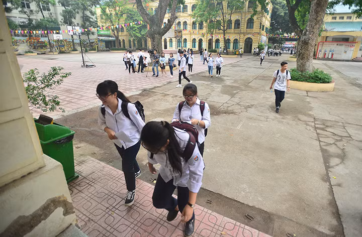 Tại trường PTTH Việt Đức (Hà Nội), các thí sinh có mặt từ rất sớm để ổn định phòng thi.