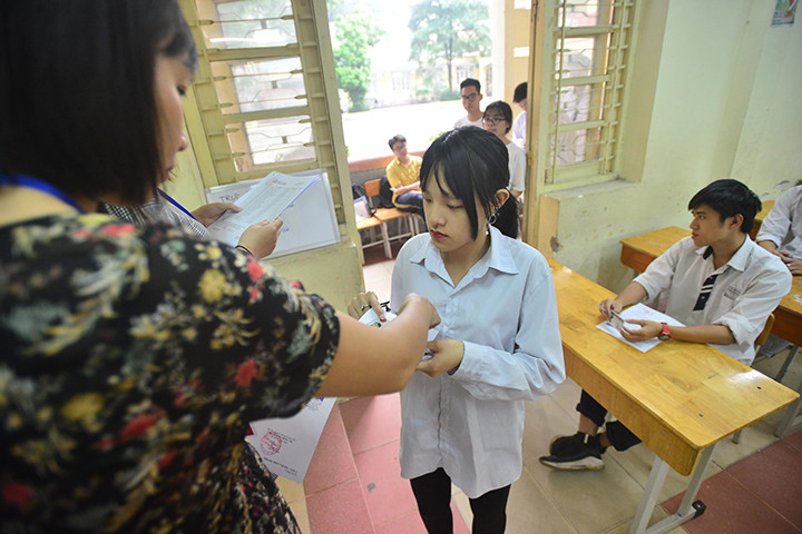 Theo Ban Chỉ đạo thi THPT Quốc gia 2019, buổi làm thủ tục dự thi diễn ra an toàn, trật tự, nghiêm túc, đúng Quy chế. Theo Ban Chỉ đạo thi THPT Quốc gia 2019, buổi làm thủ tục dự thi diễn ra an toàn, trật tự, nghiêm túc, đúng Quy chế.