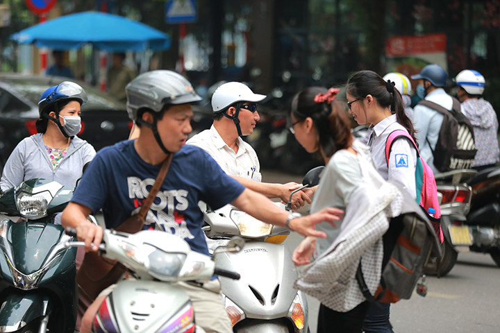 Phụ huynh dặn dò thí sinh trước khi vào phòng thi.