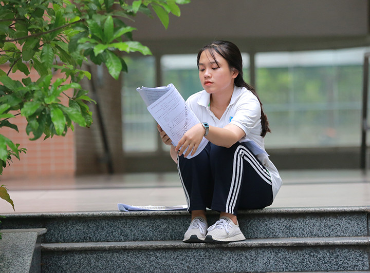 Tranh thủ ôn lại bài trong khi chờ vào thi.