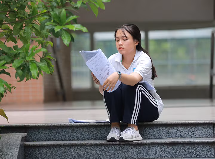 Tranh thủ ôn lại bài trong khi chờ vào thi.