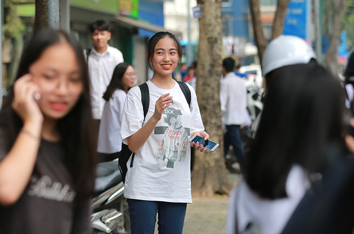 Trong khi đó, bài nghị luận văn học cho ở tác phẫm bút ký “Ai đã đặt tên cho dòng sông” của Hoàng Phủ Ngọc Tường 72 cũng không khó lắm.