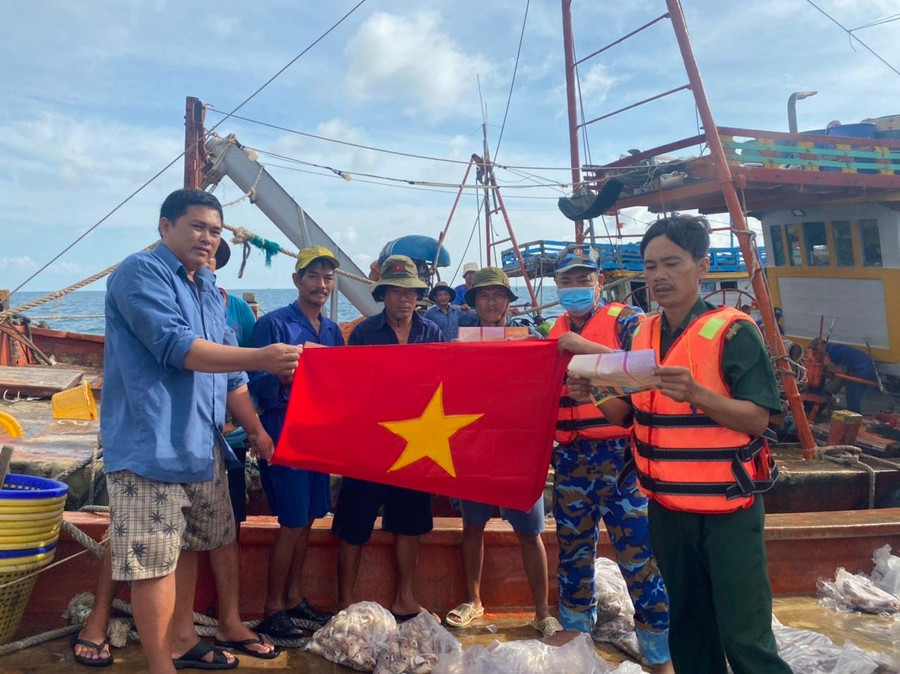 Việc nâng cao nhận thức về pháp luật cho bà con ngư dân luôn được cán bộ Hải đoàn Biên phòng 18 đặc biệt chú trọng.