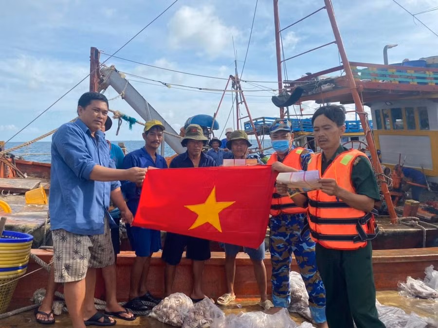 Việc nâng cao nhận thức về pháp luật cho bà con ngư dân luôn được cán bộ Hải đoàn Biên phòng 18 đặc biệt chú trọng.