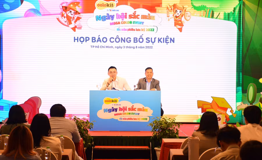 Đại diện Tập đoàn Thiên Long thông tin tại buổi họp báo.