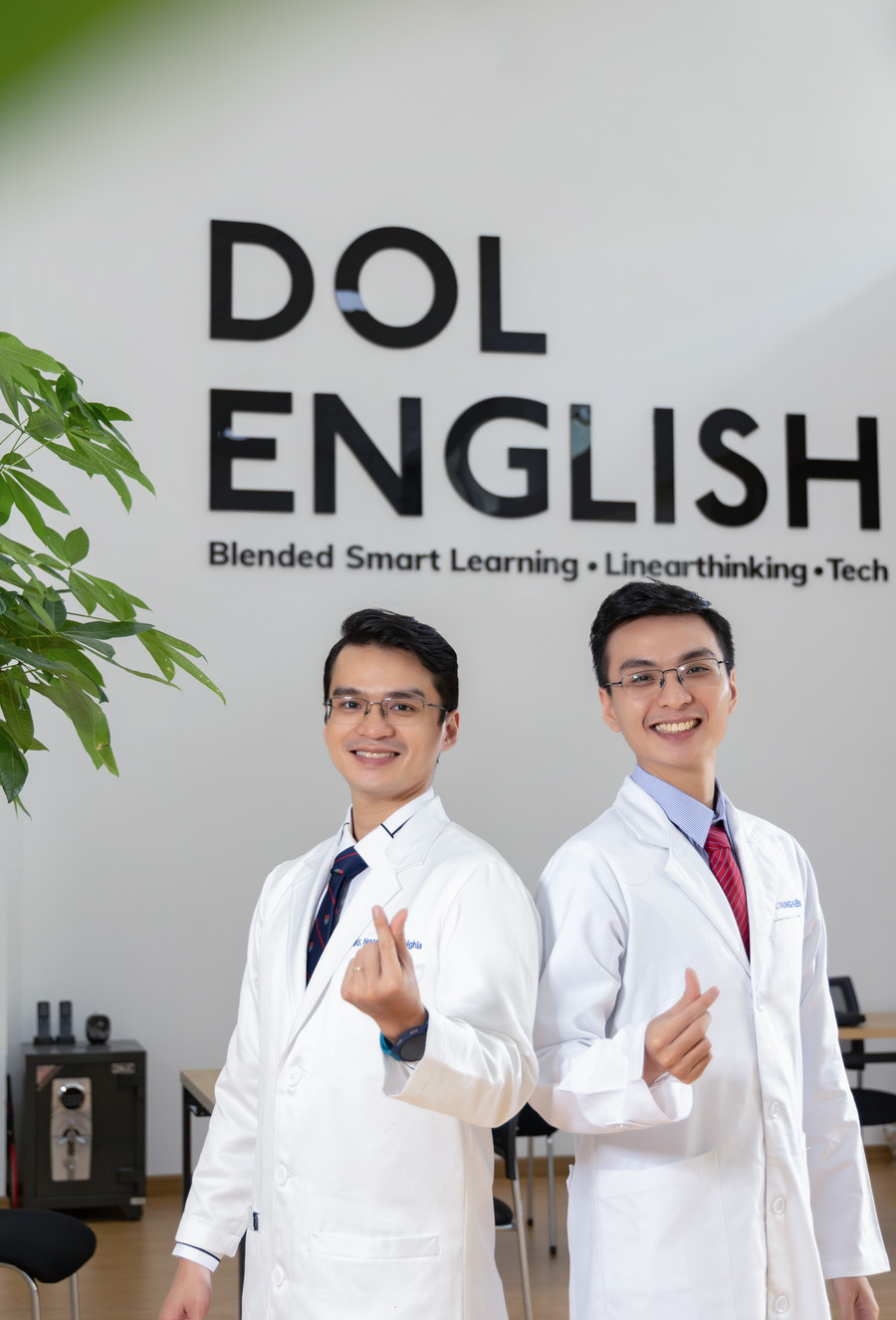 Rất nhiều học viên đã đạt điểm Reading 9/9 - như bác sĩ Nguyễn Trung Kiên (phải) nhờ phương pháp Linearthinking ở DOL English - Ảnh: V.SAN.
