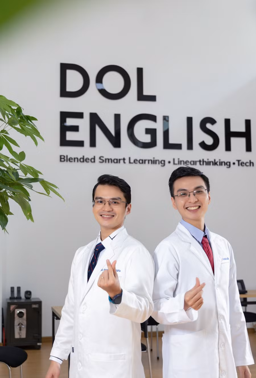 Rất nhiều học viên đã đạt điểm Reading 9/9 - như bác sĩ Nguyễn Trung Kiên (phải) nhờ phương pháp Linearthinking ở DOL English - Ảnh: V.SAN. Rất nhiều học viên đã đạt điểm Reading 9/9 - như bác sĩ Nguyễn Trung Kiên (phải) nhờ phương pháp Linearthinking ở DOL English - Ảnh: V.SAN.
