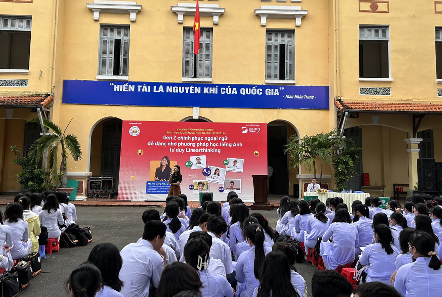 NCS Hà Đặng Như Quỳnh chia sẻ về phương pháp Linearthinking cùng trường THPT Nguyễn Thị Minh Khai (TP.HCM) - Ảnh: V.SAN.