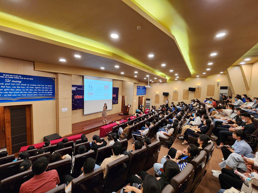 NCS Hà Đặng Như Quỳnh (nghiên cứu sinh tại ĐH Reading, Anh Quốc) chia sẻ về phương pháp Linearthinking cùng sinh viên khoa Anh (ĐH Sư phạm TP.HCM) - Ảnh: V.SAN.