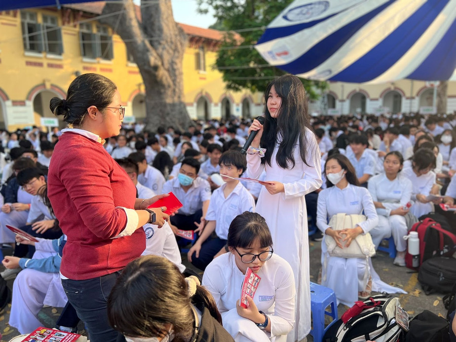 Các bạn học sinh THPT Marie Curie hăng hái giao lưu cùng diễn giả. Các bạn học sinh THPT Marie Curie hăng hái giao lưu cùng diễn giả.