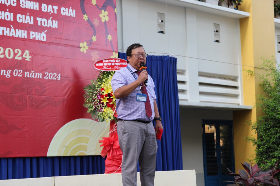 Thầy Trần Nghĩa Nhân phát biểu chúc Tết học sinh và giáo viên trong trường. Thầy Trần Nghĩa Nhân phát biểu chúc Tết học sinh và giáo viên trong trường.