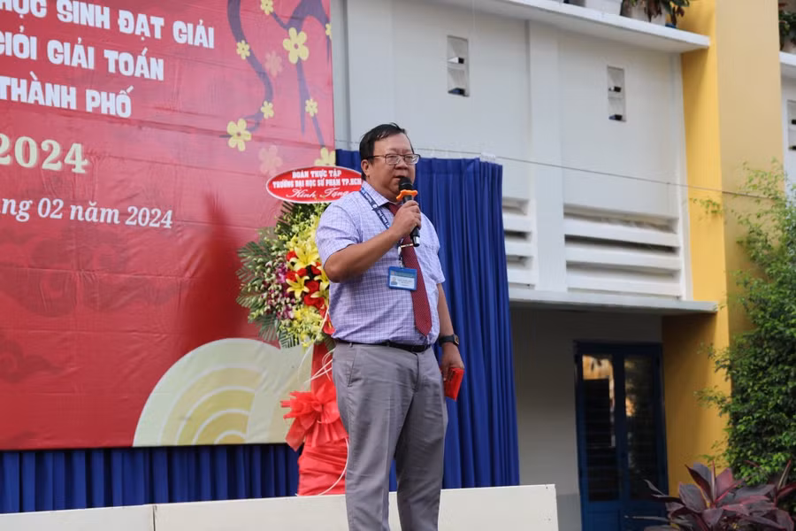 Thầy Trần Nghĩa Nhân phát biểu chúc Tết học sinh và giáo viên trong trường.