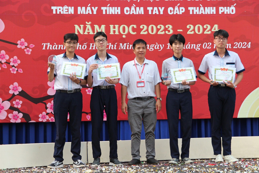 Trường THPT Bình Phú tuyên dương các học sinh. Trường THPT Bình Phú tuyên dương các học sinh.
