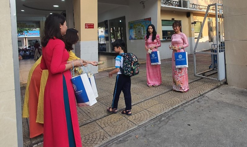 Giáo viên Trường tiểu học Trần Hưng Đạo tặng quà cho học sinh tại cổng trường. Giáo viên Trường tiểu học Trần Hưng Đạo tặng quà cho học sinh tại cổng trường.