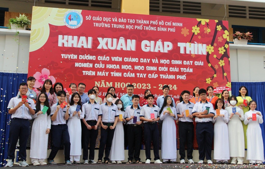 Giáo viên và học sinh Trường THPT Bình Phú vui mừng nhận lì xì đầu năm mới. Giáo viên và học sinh Trường THPT Bình Phú vui mừng nhận lì xì đầu năm mới.