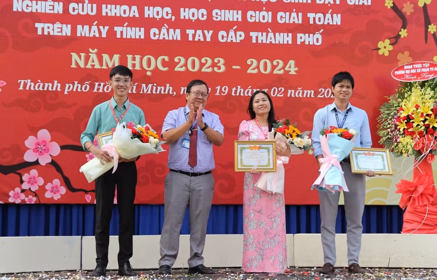 Thầy Trần Nghĩa Nhân trao khen thưởng cho các giáo viên.