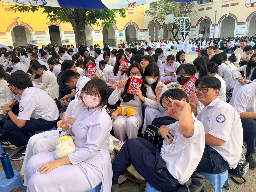 Không khí sôi nổi tại sân trường THPT Marie Curie. Không khí sôi nổi tại sân trường THPT Marie Curie.