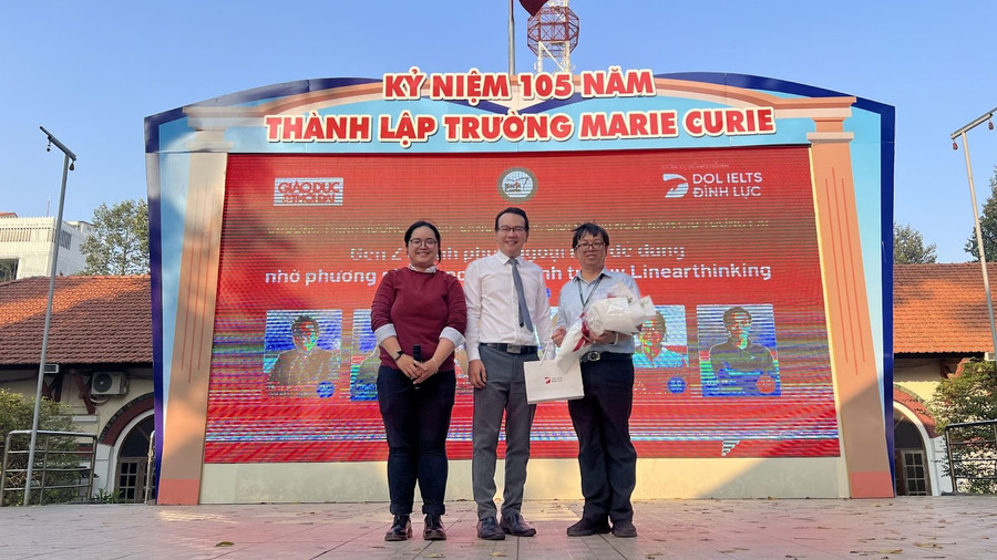Đại diện DOL English gửi món quà tặng Trường THPT Marie Curie. Đại diện DOL English gửi món quà tặng Trường THPT Marie Curie.