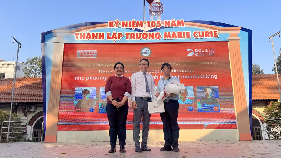 Đại diện DOL English gửi món quà tặng Trường THPT Marie Curie. Đại diện DOL English gửi món quà tặng Trường THPT Marie Curie.