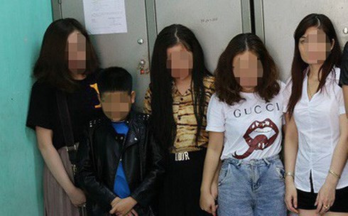 "Cu Thóc" bị bắt và phạt hành chính do dương tính với ma túy cùng nhóm bạn trong quán Karaoke. "Cu Thóc" bị bắt và phạt hành chính do dương tính với ma túy cùng nhóm bạn trong quán Karaoke.