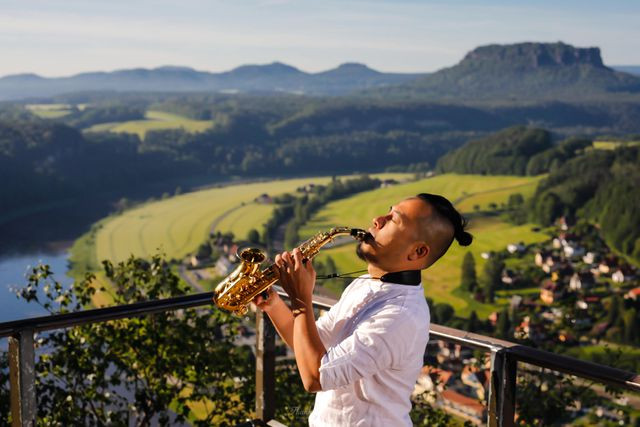 Cùng Sacxophone kéo gần mọi không gian thời gian