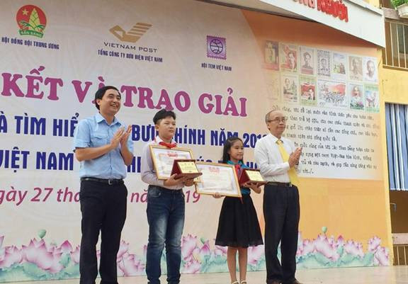 Ông Nguyễn Quang Minh - Phó chủ tịch Hội Tem VN và đại diện BTC trao 2 giải nhất cho các thí sinh Ông Nguyễn Quang Minh - Phó chủ tịch Hội Tem VN và đại diện BTC trao 2 giải nhất cho các thí sinh