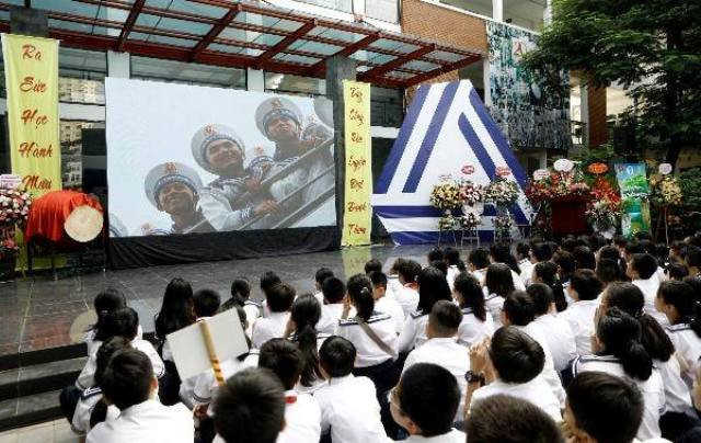 Những người lính hải quân đến "thật gần" các em vào năm học mới. Những người lính hải quân đến "thật gần" các em vào năm học mới.