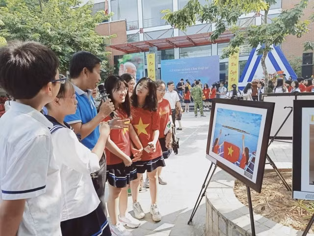 Những bài học bổ ích không có trong sách vở. Những bài học bổ ích không có trong sách vở.