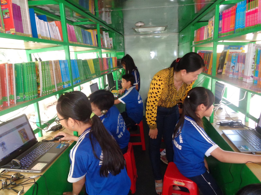 Bên trong chiếc xe là một phòng đọc xinh xắn với nhiều phương tiện nghe nhìn.