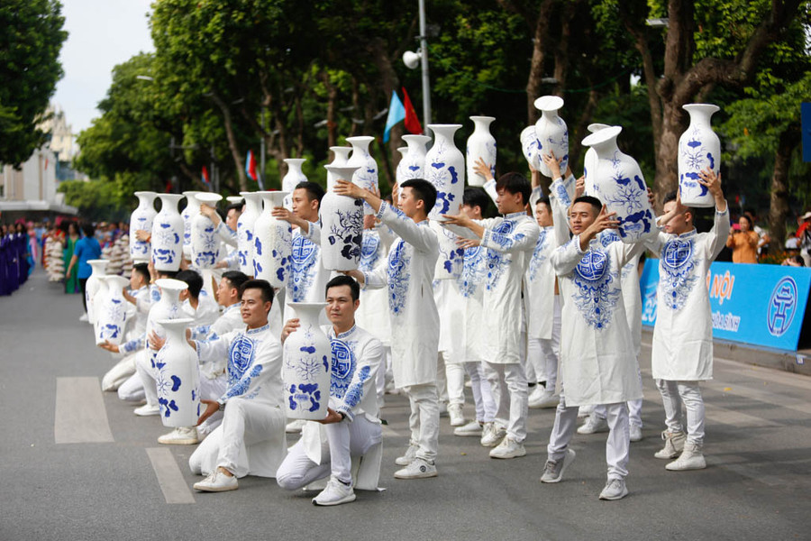 Trình diễn giới thiệu làng nghề Bát Tràng tại Lễ hội đường phố Trình diễn giới thiệu làng nghề Bát Tràng tại Lễ hội đường phố