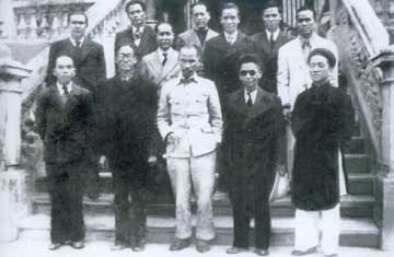 Cụ Ngô Văn Tố mặc áo dài đen cùng các chính khách của Chính phủ Việt Nam Dân chủ cộng hòa năm 1946 Cụ Ngô Văn Tố mặc áo dài đen cùng các chính khách của Chính phủ Việt Nam Dân chủ cộng hòa năm 1946