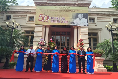 Các đại biểu cắt băng khai mạc triển lãm.