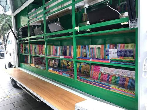 Phía ngoài chiếc xe.