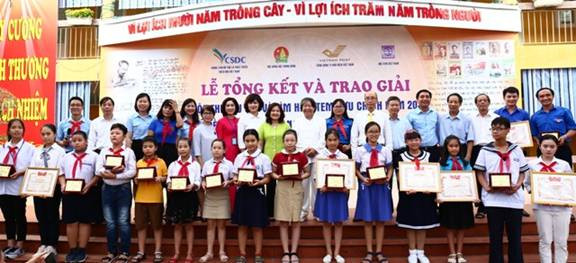 BTC chụp ảnh cùng các thí sinh đoạt giải cuộc thi BTC chụp ảnh cùng các thí sinh đoạt giải cuộc thi