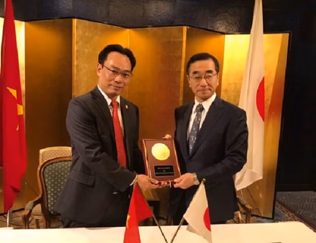 Đại diện ĐH Bắch khoa Hà Nội và JETRO bắt tay hợp tác